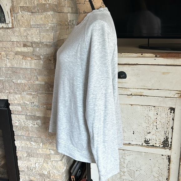 Lou & Gray signature soft plush marled gray hi lo crew neck sweatshirt - Picture 7 of 16